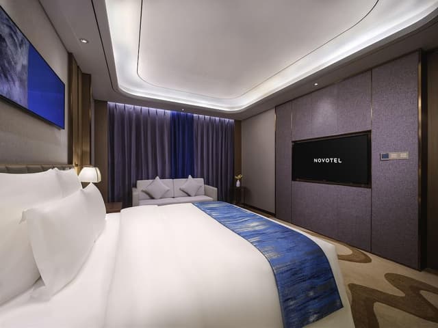 Superior Suite, 1 King Bed, Club Lounge Access