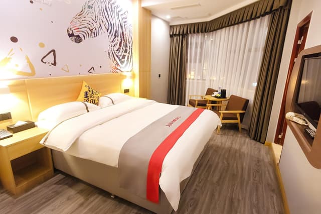 Queen Deluxe Room