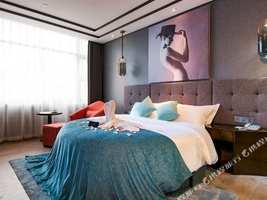 WH - Romantic Round Bed Room