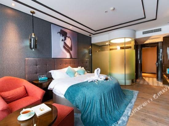 WH - Romantic Round Bed Room
