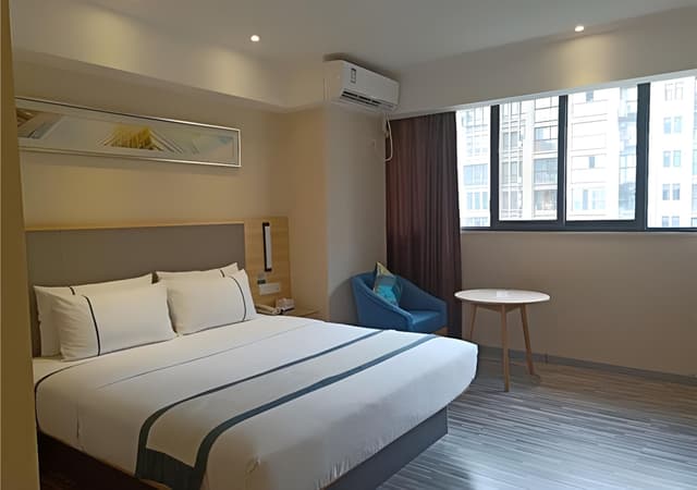 Stand Queen Room