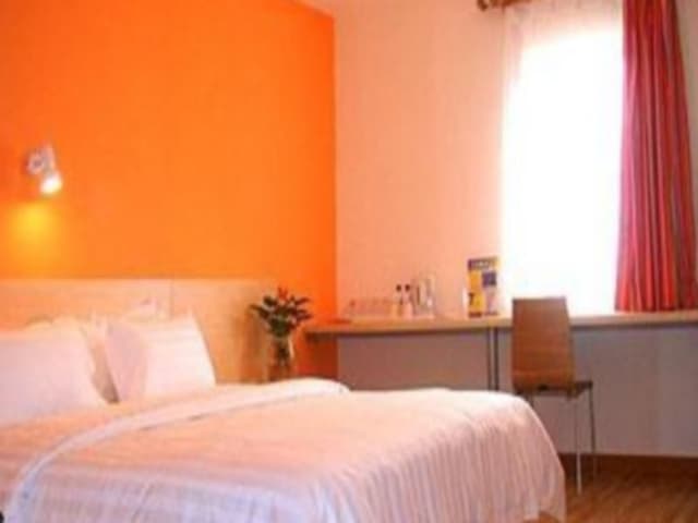 Business Queen Room
