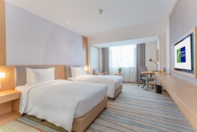 Standard Room, 1 King Bed, Mountain View (High Floor)