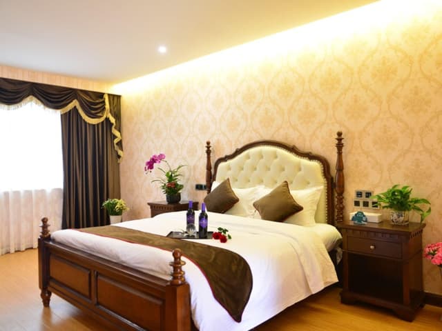 Feature Queen Room