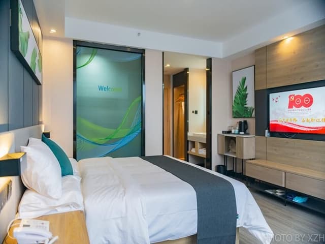 Warm Queen Room