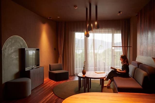 Deluxe Lakeview Suite