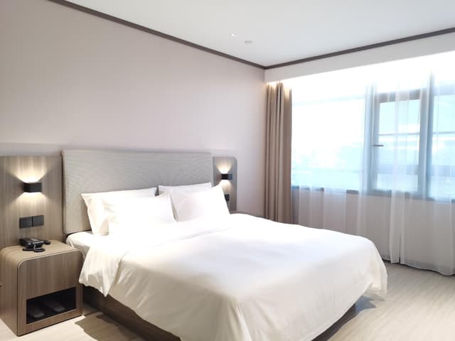 Huazhu - Room With Bed