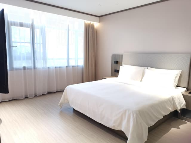 Huazhu - Room With Bed