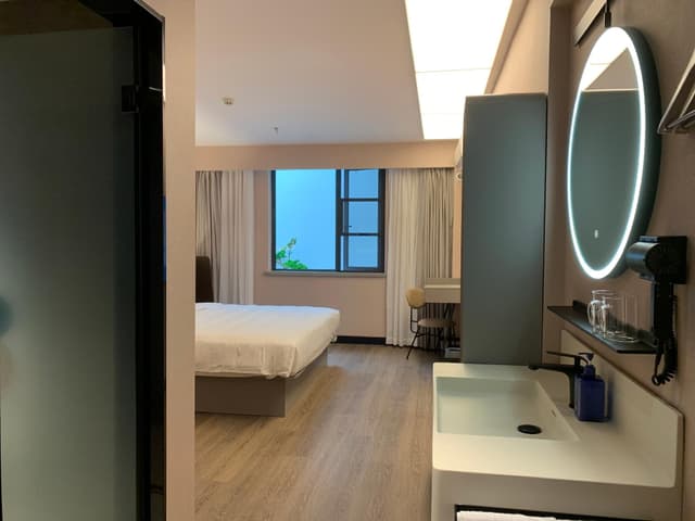 Huazhu - Room With Bed