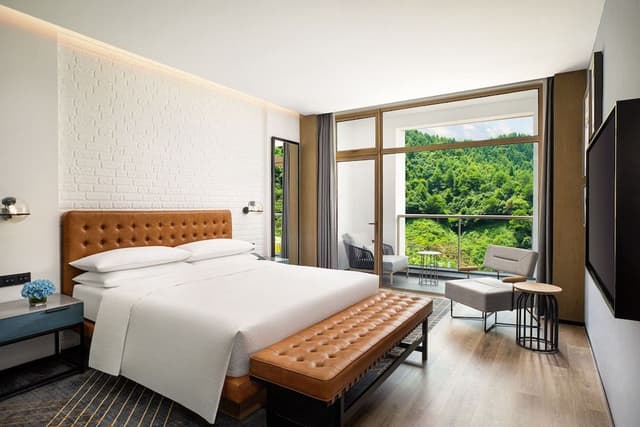 Suite, 1 King Bed, Balcony, Mountain View