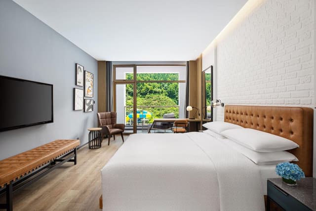 Premier, Guest room, 1 King, Mountain view, Balcony