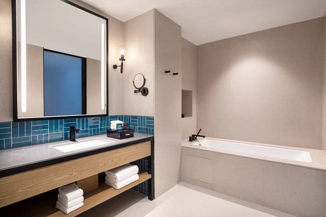 Suite, 1 King Bed, Balcony, Mountain View