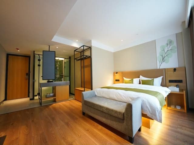 Queen Deluxe Room