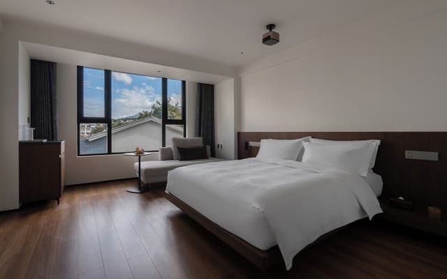 Superior Double Room, 1 Queen Bed, Smoking, Private Bathroom