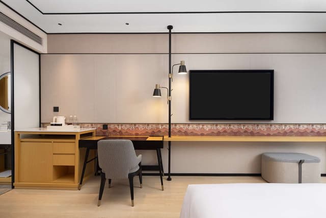 KING GUEST ROOM WITH MOUNTAIN VIEW