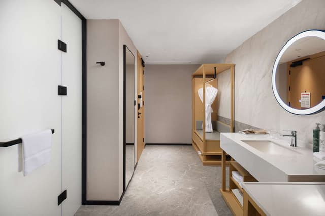 KING DELUXE ROOM