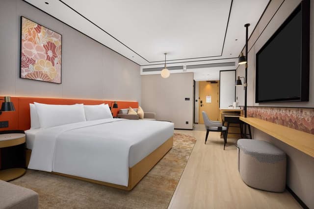 KING GUEST ROOM WITH MOUNTAIN VIEW