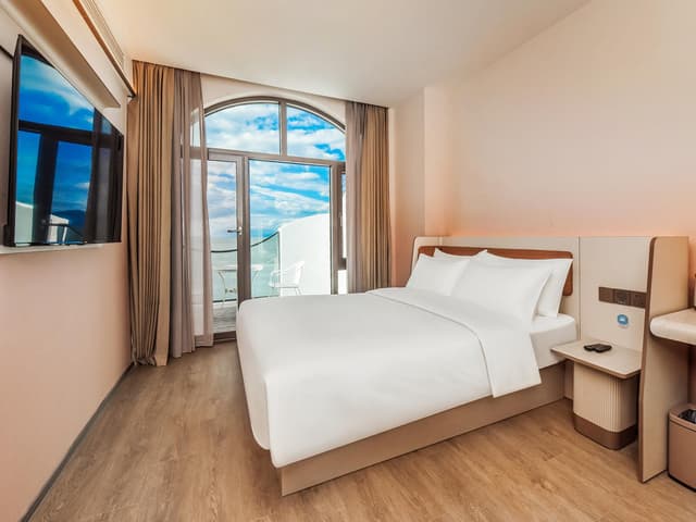 Huazhu - Sea View 1 Bed Room with Balcony