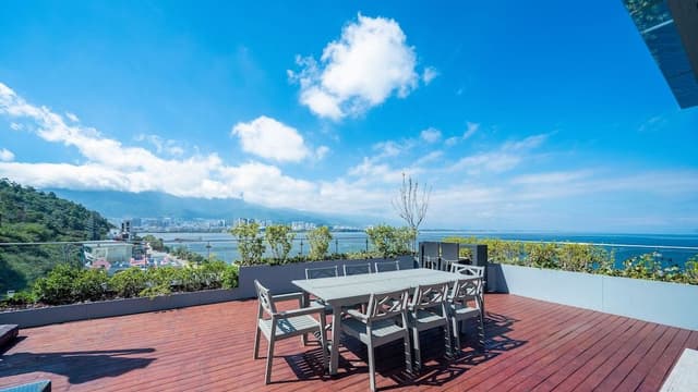 Luxury Room, 1 King Bed (180 Degree Erhai View Luxury Bath)