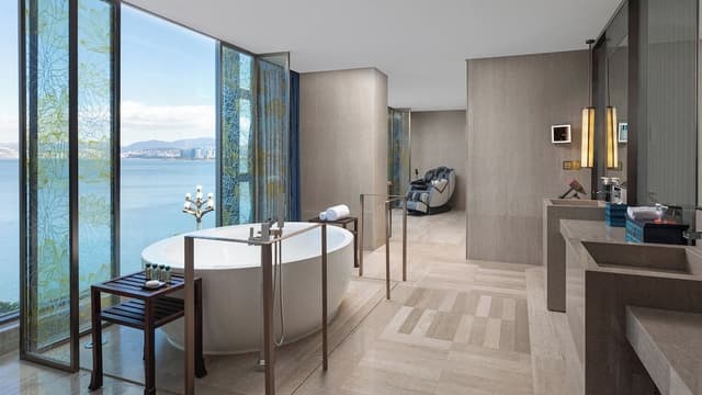 Luxury Room, 1 King Bed (180 Degree Erhai View Luxury Bath)