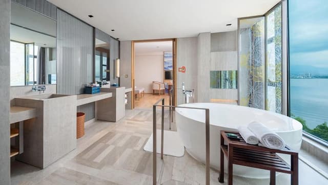 Luxury Room, 1 King Bed (180 Degree Erhai View Luxury Bath)