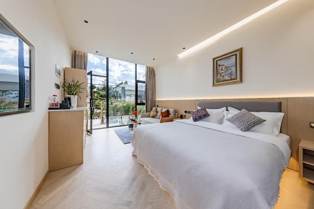 Courtyard Queen Room