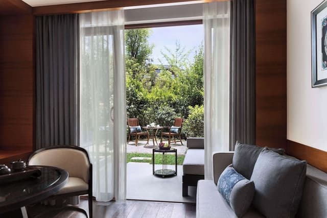Deluxe Garden View King Room