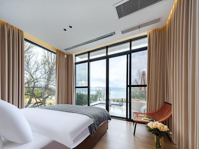 Courtyard Queen Room with Balcony
