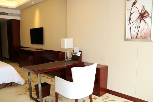 Deluxe Room, 1 King Bed, Mountain View