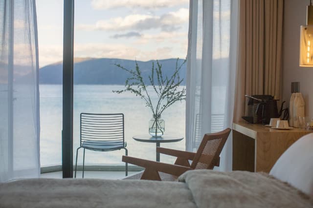 Lake View Queen Room