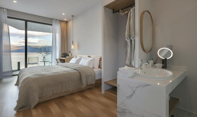 Lake View Queen Room