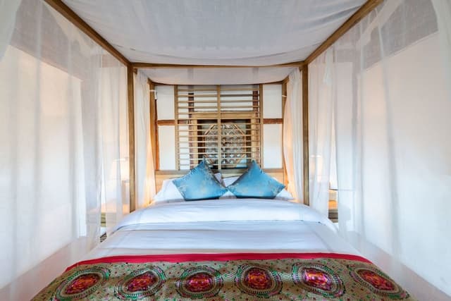 Luxury Suite, Bathtub, Courtyard View