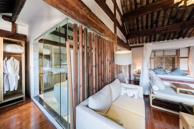 Luxury Suite, Bathtub, Courtyard View