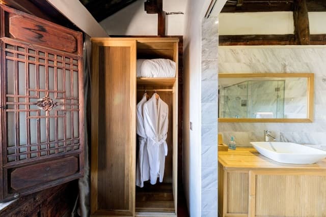 Luxury Suite, Bathtub, Courtyard View