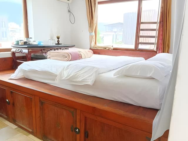 Cangshan Jade Belt Cloud View Double Bed Room
