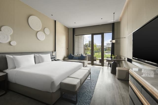 Premium Room, 1 King Bed, Courtyard View