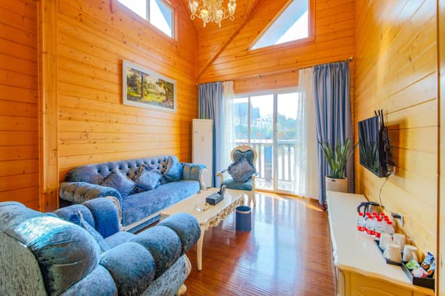 Lake Side 2 Bedrooms Cottage