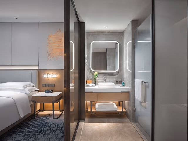 Standard Room, 1 King Bed, Accessible, Club Lounge Access