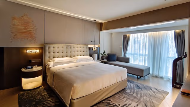 Standard Room, 1 King Bed, Accessible, Club Lounge Access