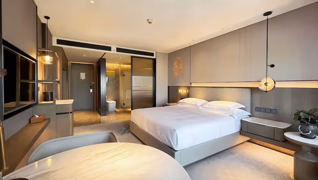 Standard Room, 1 King Bed, Accessible, Club Lounge Access