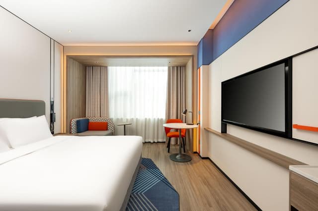 1 King Standard Extra Floor Space