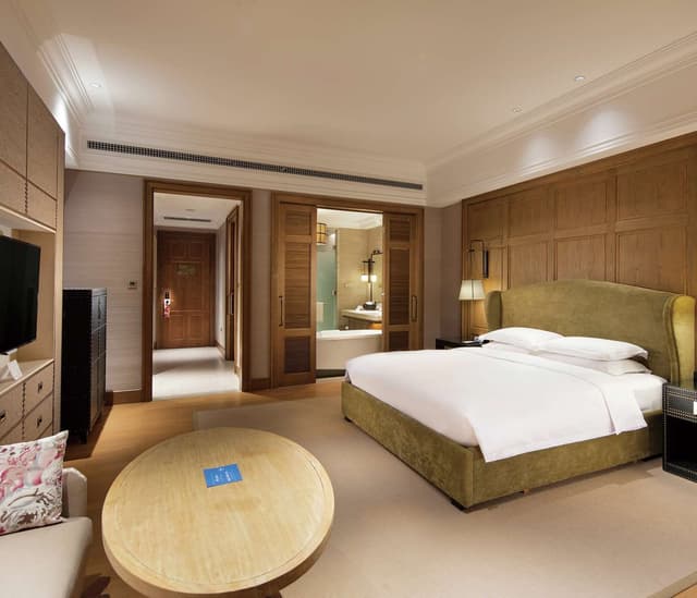 KING DELUXE ROOM LAKE VIEW WITH BALCONY