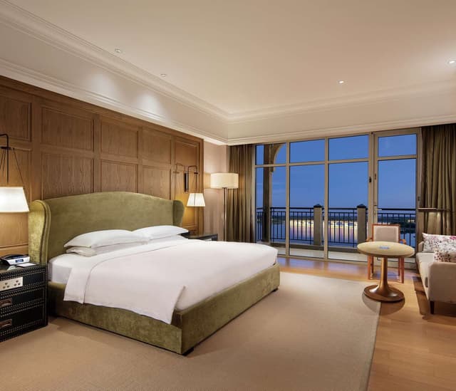 KING DELUXE ROOM LAKE VIEW WITH BALCONY