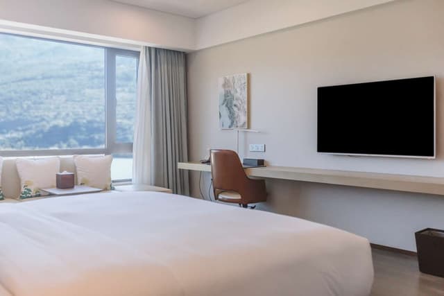 KING DELUXE ROOM LAKE VIEW