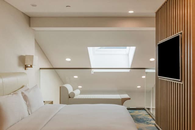 KING ONE BEDROOM DUPLEX SUITE