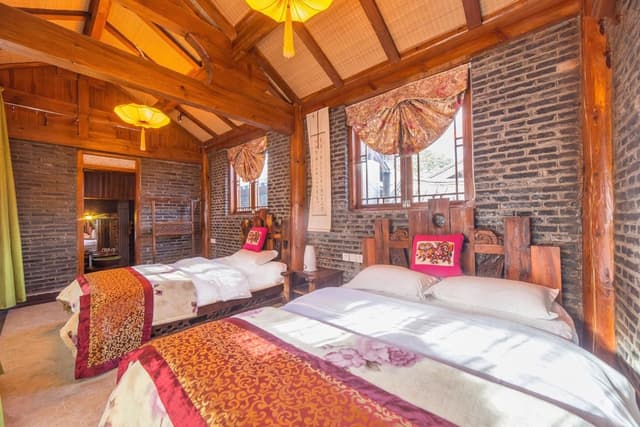 Grand Deluxe Family Room