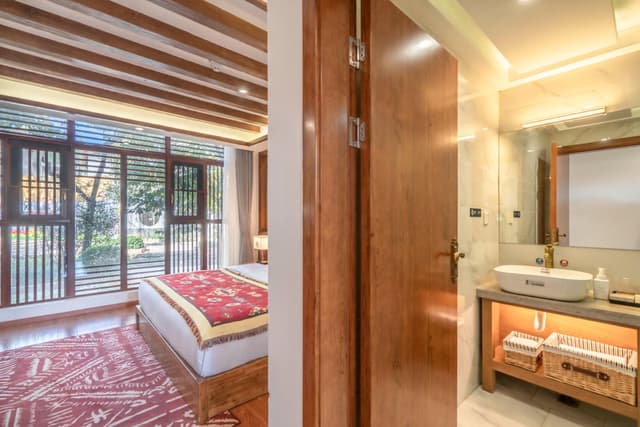 Room with Queen Bed