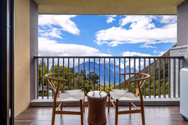 2 Bedrooms Queen Villa with Snowy Mountain View