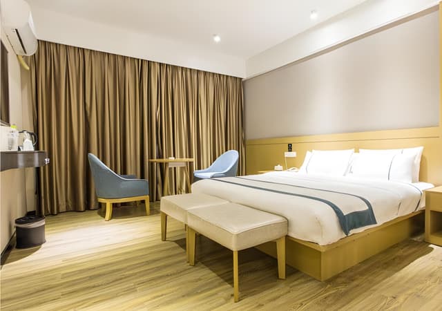 Stand Queen Room