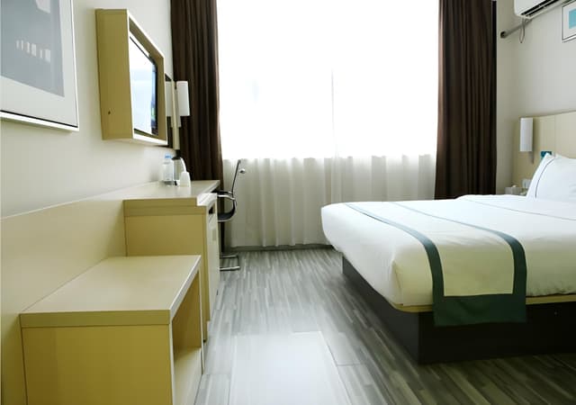 Stand Queen Room